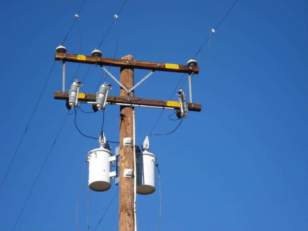 Fluorescent fiber optic temperature measurement device for column mounted transformer pile head