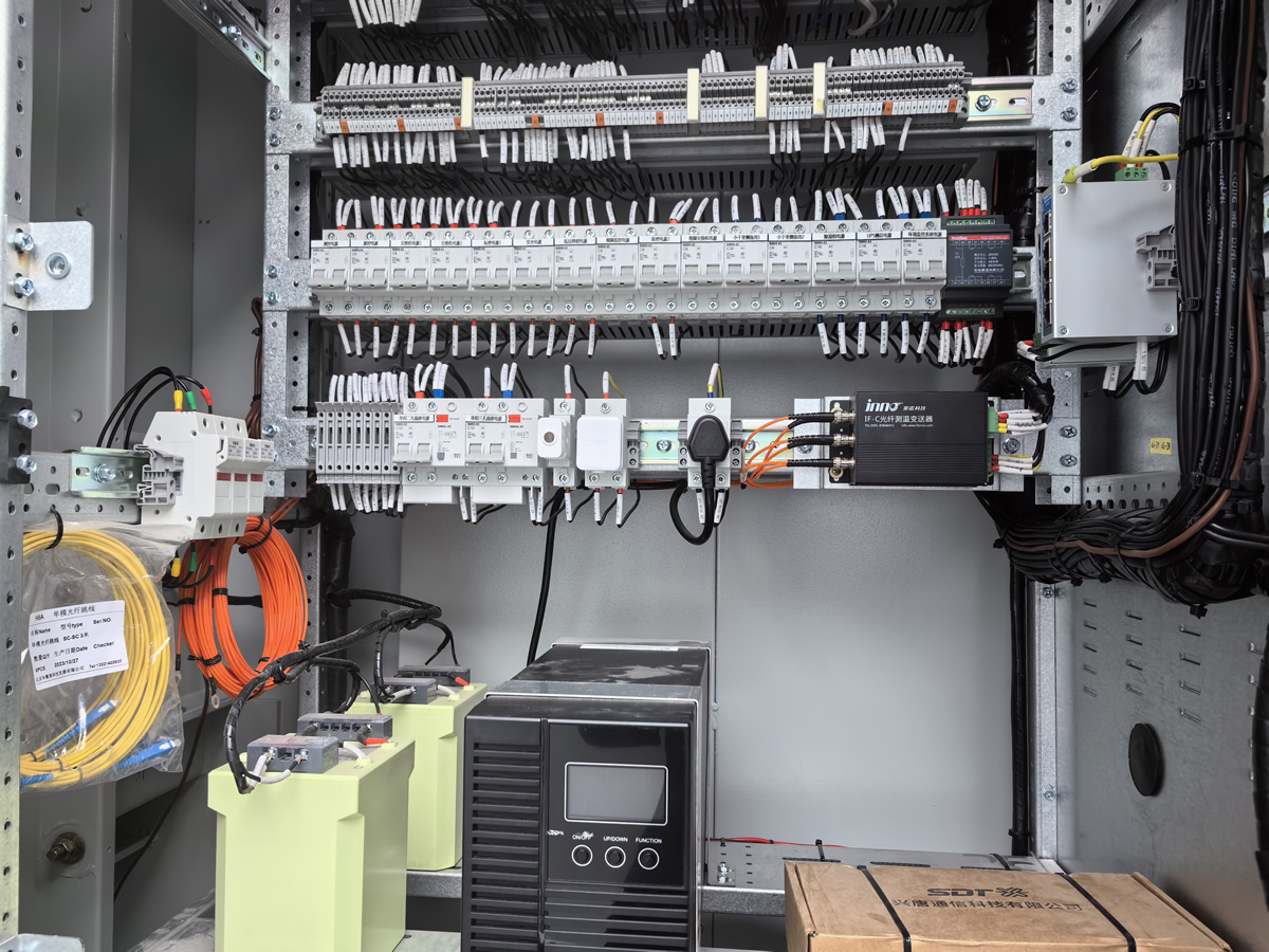 Fiber optic temperature measurement of high-voltage cables in the distribution room