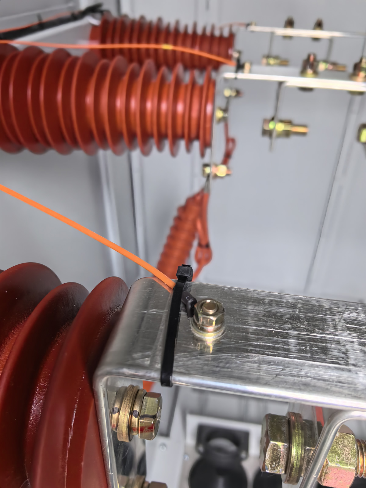 Fiber optic temperature measurement of high-voltage cables in the distribution room