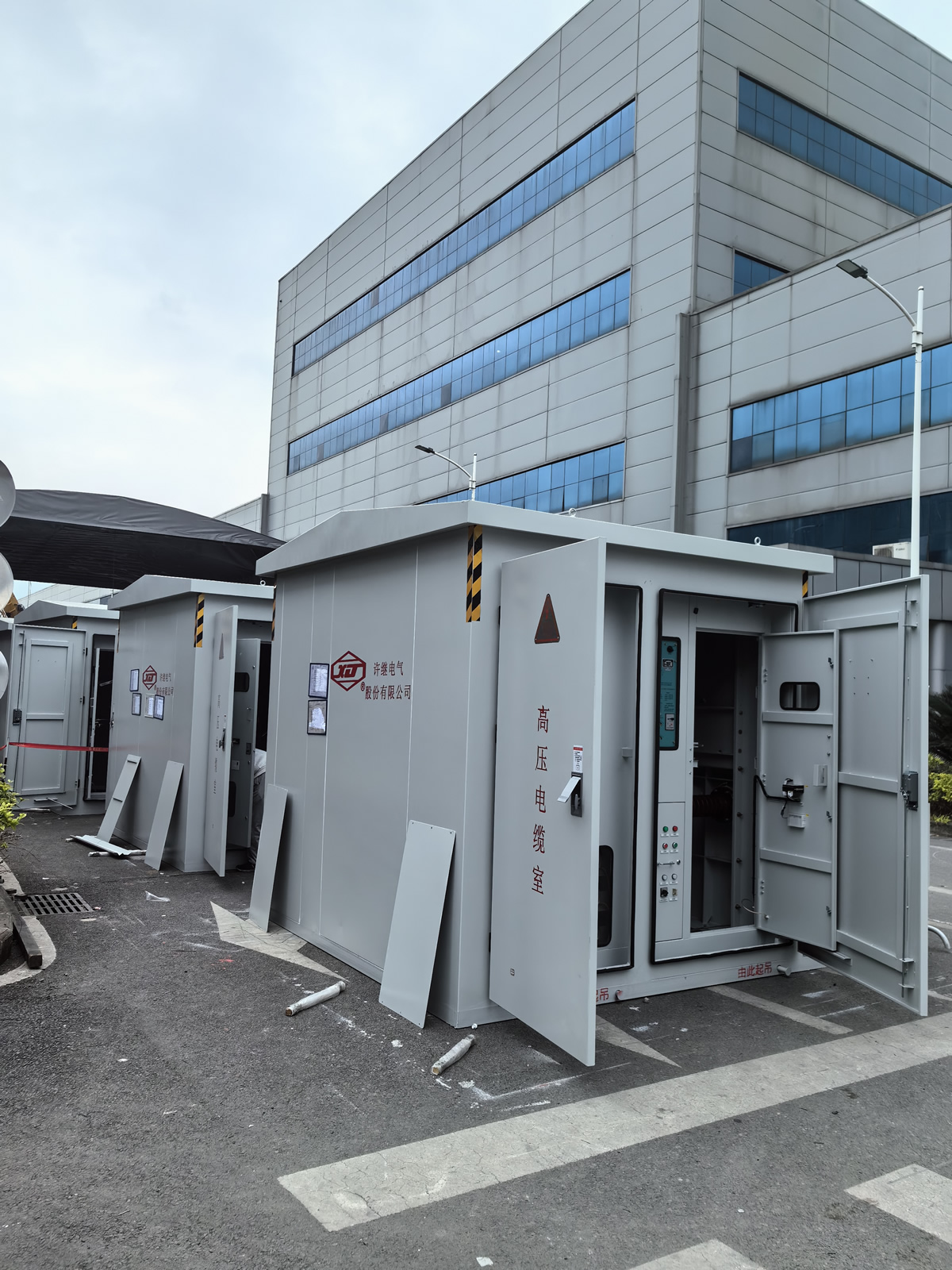 Fiber optic temperature measurement of high-voltage cables in the distribution room